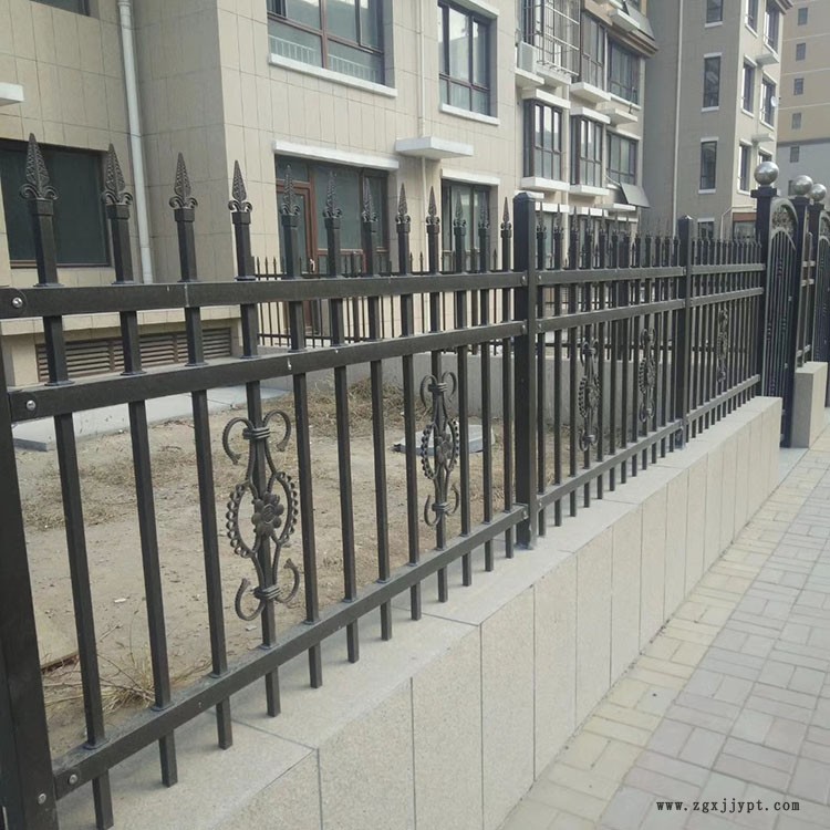雙強(qiáng)社區(qū)護(hù)欄鋅鋼草坪PVC護(hù)欄鋅鋼空調(diào)護(hù)欄