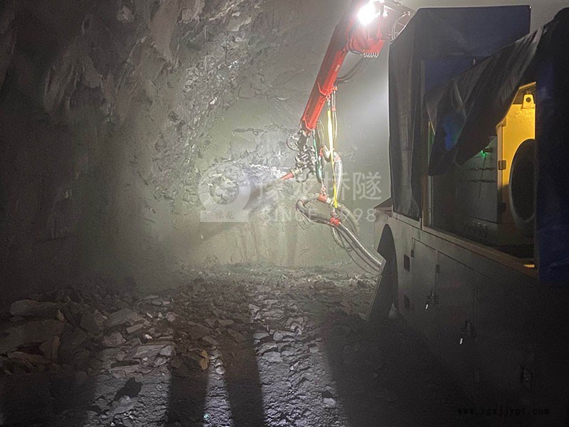 機械手濕噴車操作簡單